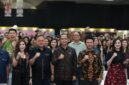 Menteri Transmigrasi foto bersama Wakil Gubernur Jawa Timur Emil dan para peserta usai menghadiri Festival Ekosistem Ekonomi Digital (FYC Fest) di Surabaya