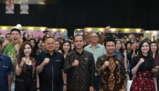 Menteri Transmigrasi foto bersama Wakil Gubernur Jawa Timur Emil dan para peserta usai menghadiri Festival Ekosistem Ekonomi Digital (FYC Fest) di Surabaya