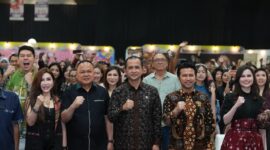 Menteri Transmigrasi foto bersama Wakil Gubernur Jawa Timur Emil dan para peserta usai menghadiri Festival Ekosistem Ekonomi Digital (FYC Fest) di Surabaya
