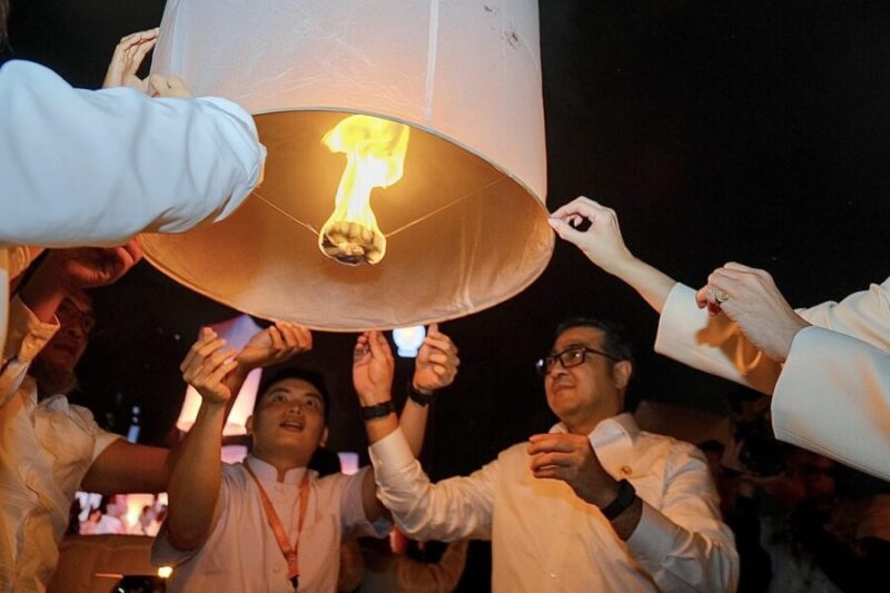 Menekraf bersama peserta menerbangkan lampion pada rangkaian kegiatan ekonomi kreatif sebagai simbol semangat kolaborasi