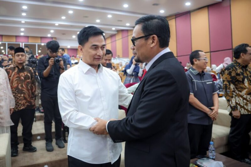 Achmad Dimyati Natakusumah memberikan ucapan selamat kepada Ali Faisal usai Sidang Terbuka Promosi Doktor di Kampus UIN SMH Banten