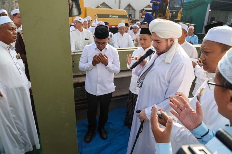 Andra Soni berdoa bersama Habib Jindan bin Novel bin Salim bin Jindan saat prosesi penancapan perdana tiang pancang Masjid Al Mubarokah di Kelurahan Gaga