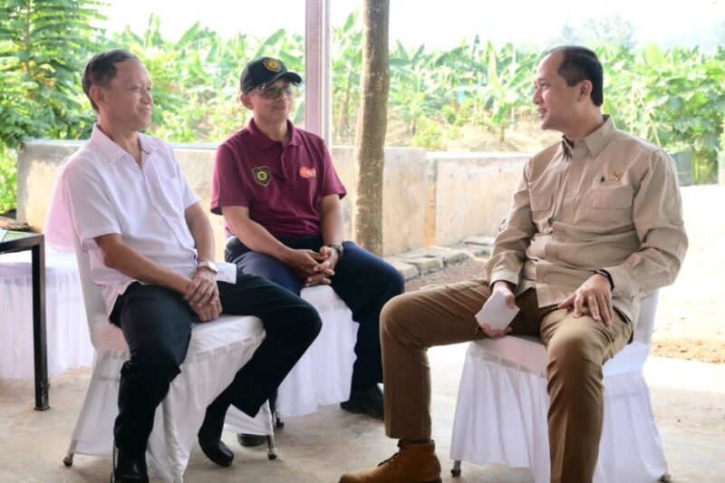 Menteri Transmigrasi berbincang dengan pengelola saat meninjau demplot perkebunan pisang di Sentul