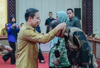 Marindo Kurniawan menyematkan tanda tanda peserta secara simbolis saat membuka Pelatihan Kepemimpinan Nasional (PKN) Tingkat II Angkatan XXIV Tahun 2026 di Gedung Pusiban