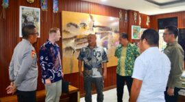 BINCANG-BINCANG-Tampak Komjend Pol Prof Dr Cryshnanda, Ka STIK-PTIK, IJP Dr Eko Rudi Sudarto, M.Si, Kasatgas Pusat Studi Kepolisian, IJP Dr Susilo Teguh R, M.Si, Dr Eduardus Lemanto dan Dr Lubis, bincang-bincang dengan Dr Nikita Kuklin dari Rusia. (Foto Ist).