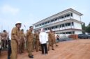 Andra Soni meninjau proses pembangunan 12 Ruang Kelas Baru (RKB) di SMA Negeri 30 Kabupaten Tangerang, Banten