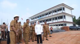 Andra Soni meninjau proses pembangunan 12 Ruang Kelas Baru (RKB) di SMA Negeri 30 Kabupaten Tangerang, Banten
