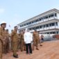 Andra Soni meninjau proses pembangunan 12 Ruang Kelas Baru (RKB) di SMA Negeri 30 Kabupaten Tangerang, Banten