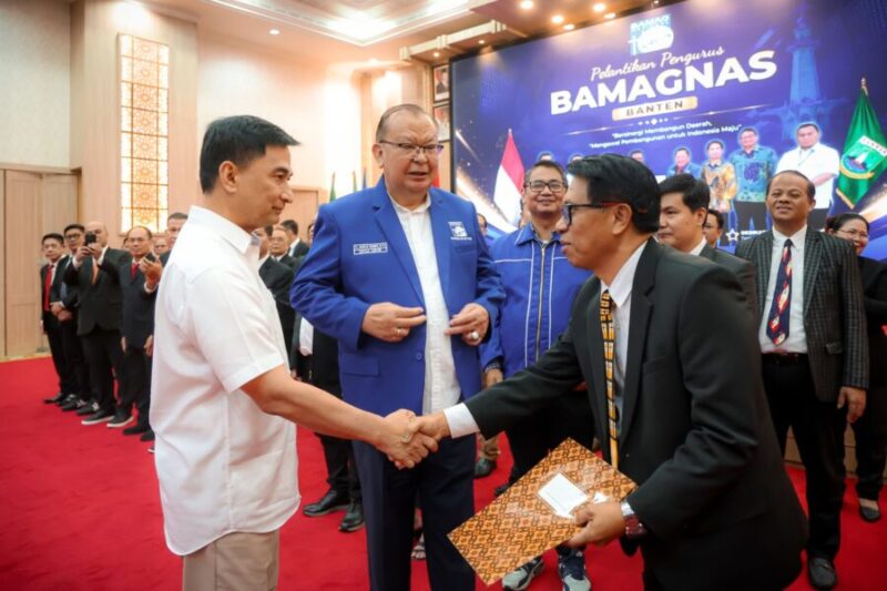 Achmad Dimyati Natakusumah memberikan ucapan selamat kepada Ketua DPW Bamagnas Banten Pendeta Hani F. 
