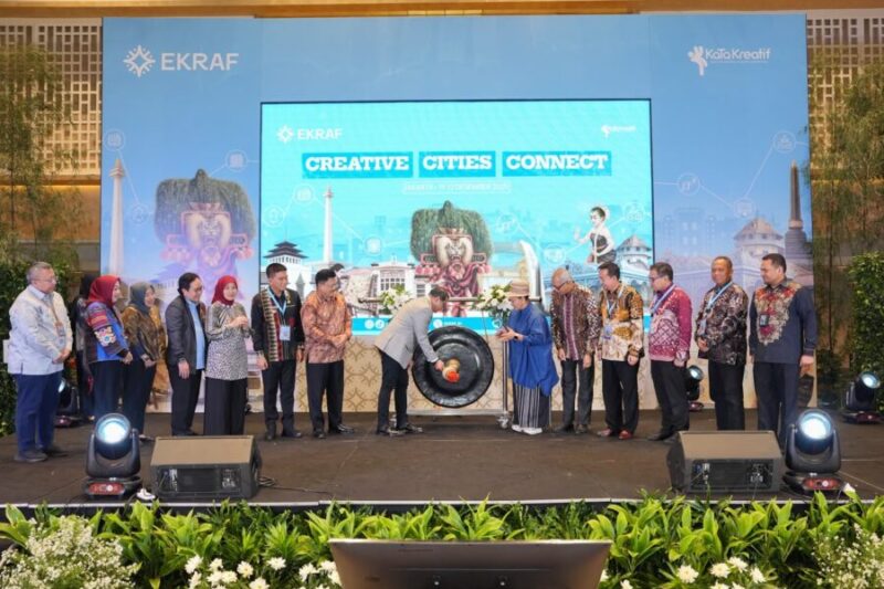 Menteri Ekonomi Kreatif, Teuku Riefky Harsya, membuka secara resmi forum Creative Cities Connect 2025 di Thamrin Nine Ballroom, Jakarta

