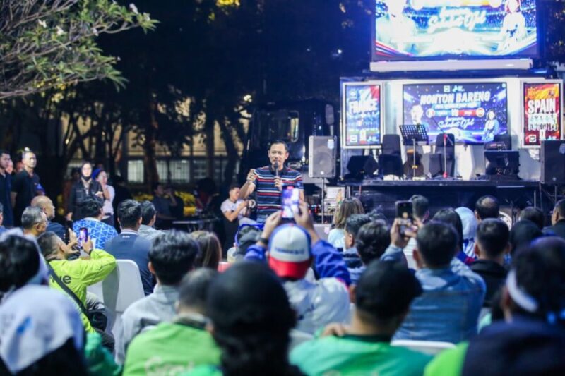Ketua Umum Partai Demokrat menyampaikan sambutan di acara nonton bareng semifinal Piala Dunia 2026 antara Spanyol melawan Prancis di Kawasan Parkir Timur Gelora Bung Karno (GBK), Jakarta  