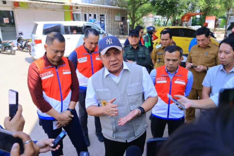 Gubernur Sumsel didampingi jajaran PT Pertamina Patra Niaga Regional Sumbagsel menjelaskan langkah taktis pemerintah daerah dalam mengatasi kepadatan antrean Biosolar di Palembang  