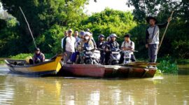 warga bersama sepeda motor mereka menaiki perahu penyeberangan tradisional saat melintasi aliran Way Bungur di Kecamatan Way Bungur, Kabupaten Lampung Timur  