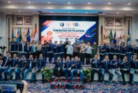 Jajaran pengurus Perkumpulan Besar Padel Indonesia (PBPI) Provinsi Lampung masa bakti 2025-2029 foto bersama Sekretaris Daerah Provinsi Lampung usai upacara pengukuhan dan pelantikan di Balai Keratun  