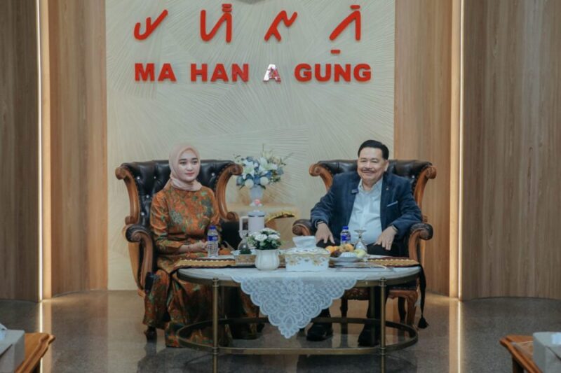 Wakil Gubernur Lampung saat mendampingi Wakil Menteri Koordinator Bidang Hukum, Hak Asasi Manusia, Imigrasi, dan Pemasyarakatan pada acara silaturahmi dan ramah tamah di Mahan Agung, Bandar Lampung
