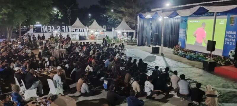 Ratusan warga memadati area Pasar Kreatif dan Seni PKOR Way Halim, Bandar Lampung, untuk menyaksikan nonton bareng Piala Dunia FIFA 2026
