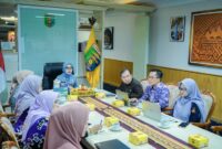 Wakil Gubernur Lampung memimpin Rapat Tim Percepatan Penanggulangan Tuberkulosis (TP2TB) Provinsi Lampung secara virtual dari Ruang Kerja Wakil Gubernur, Kamis (16/7/2026)