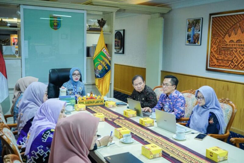 Wakil Gubernur Lampung memimpin Rapat Tim Percepatan Penanggulangan Tuberkulosis (TP2TB) Provinsi Lampung secara virtual dari Ruang Kerja Wakil Gubernur, Kamis (16/7/2026)
