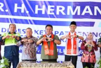 Dr. H. Herman Deru bersama jajaran pejabat daerah berfoto bersama saat meresmikan Gedung SMA Negeri Ketapat Bening di Desa Ketapat Bening