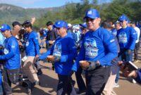 Ossy Dermawan memimpin aksi nyata kebersihan lingkungan bersama para kader Partai Demokrat di kawasan pantai