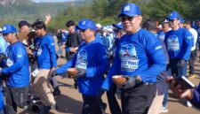 Ossy Dermawan memimpin aksi nyata kebersihan lingkungan bersama para kader Partai Demokrat di kawasan pantai