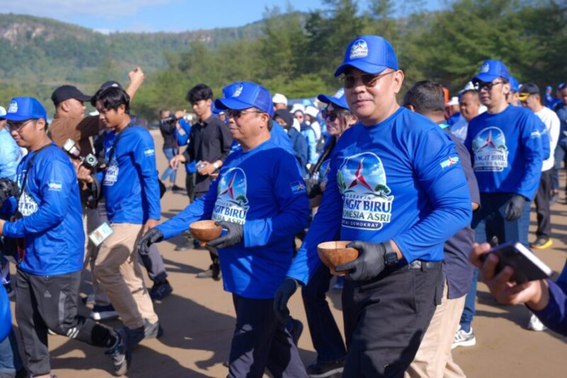 Ossy Dermawan memimpin aksi nyata kebersihan lingkungan bersama para kader Partai Demokrat di kawasan pantai