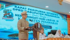 Gubernur Lampung menyampaikan sambutan pada Rapat Paripurna Istimewa Hari Jadi ke-19 Kabupaten Pesawaran di Gedung Serba Guna (GSG) Pemerintah Kabupaten Pesawaran, Jumat (17/7/2026)