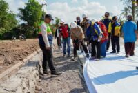 Gubernur Rahmat Mirzani Djausal meninjau langsung progres pelaksanaan perbaikan Jalan Provinsi pada Ruas Gunung Sugih - Kota Gajah yang terletak di Kabupaten Lampung Tengah, Jumat (17/7/26)