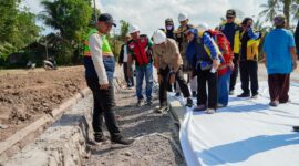 Gubernur Rahmat Mirzani Djausal meninjau langsung progres pelaksanaan perbaikan Jalan Provinsi pada Ruas Gunung Sugih - Kota Gajah yang terletak di Kabupaten Lampung Tengah, Jumat (17/7/26)
