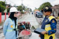 Wakil Gubernur Lampung menyimak paparan data progres pembangunan ruas jalan Wates–Metro yang telah mencapai 41 persen, di Kabupaten Lampung Tengah, Jumat (17/7/2026)