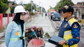 Wakil Gubernur Lampung menyimak paparan data progres pembangunan ruas jalan Wates–Metro yang telah mencapai 41 persen, di Kabupaten Lampung Tengah, Jumat (17/7/2026)