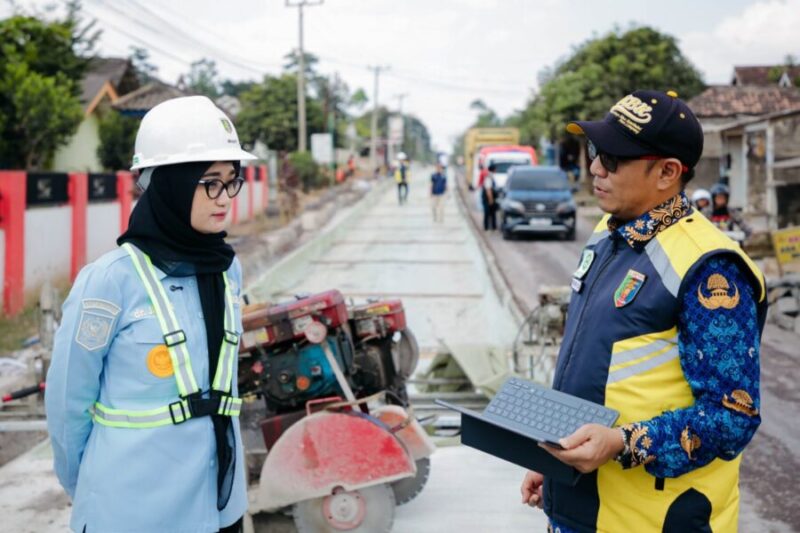Wakil Gubernur Lampung menyimak paparan data progres pembangunan ruas jalan Wates–Metro yang telah mencapai 41 persen, di Kabupaten Lampung Tengah, Jumat (17/7/2026)
