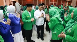 Wakil Gubernur Banten menyapa jajaran pengurus Wanita Persatuan Pembangunan (WPP) usai menghadiri Rapat Pimpinan Nasional (Rapimnas) I WPP di Hotel Le Semar, Karawaci, Kabupaten Tangerang, Jumat (17/7/2026)