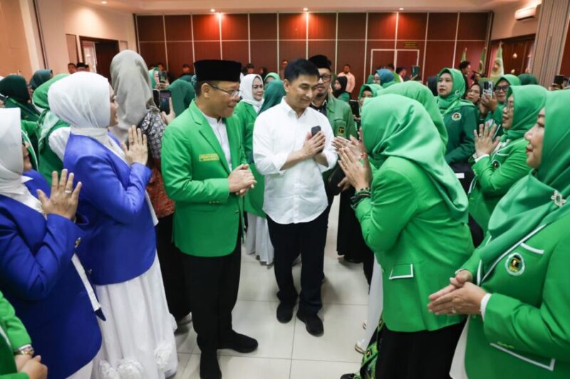 Wakil Gubernur Banten menyapa jajaran pengurus Wanita Persatuan Pembangunan (WPP) usai menghadiri Rapat Pimpinan Nasional (Rapimnas) I WPP di Hotel Le Semar, Karawaci, Kabupaten Tangerang, Jumat (17/7/2026)