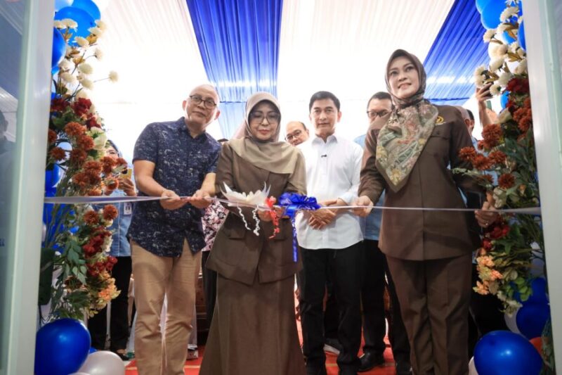 Peresmian Kantor Pusat BPR ABS dilakukan oleh Wagub Banten Dimyati Natakusuma dengan melakukan gunting pita pada pintu masuk kantor, pemotongan tumpeng, dan pemberian santunan kepada anak yatim piatu. Turut mendampingi Dimyati, yaitu Bupati Pandeglang Raden Dewi Setiani, Kepala Kantor OJK Provinsi Banten Adi Dharma dan Pemegang Saham BPR ABS, Irna Narulita Dimyati.