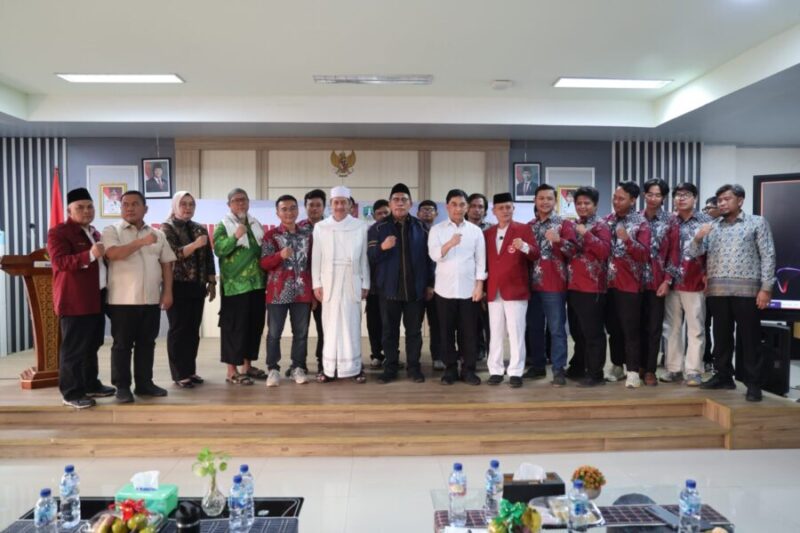 Wagub Banten Achmad Dimyati Natakusumah secara resmi menghadiri Pelantikan Pimpinan Wilayah (PW) Pemuda Muslimin Indonesia Provinsi Banten Periode 2026–2030 pada Sabtu (18/7/2026). Bertempat di Aula Dinas Komunikasi, Informatika, Statistik, dan Persandian Provinsi Banten.