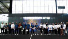 Gubernur Lampung bersama Kepala Perwakilan Bank Indonesia Provinsi Lampung serta peserta berfoto bersama usai pembukaan Siger Smash Padel Tournament 2026 di The Canopy Lampung, Bandarlampung, Minggu (19/7/2026)