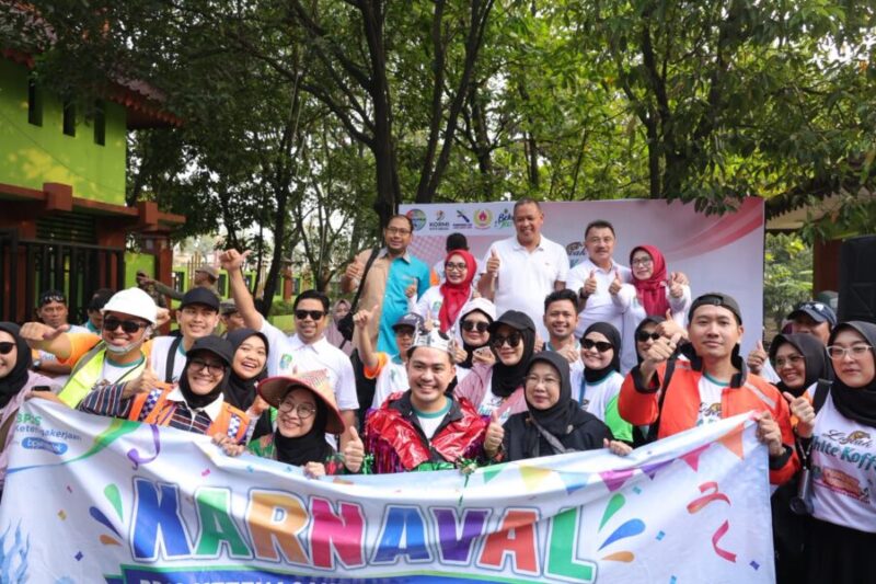 Sesi foto bersama perwakilan Jajaran Pemkot Bekasi, KORMI Kota Bekasi, dan Luwak White Coffee.
