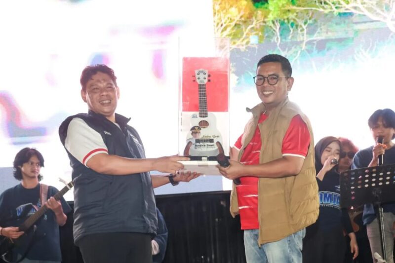 Gubernur Andra Soni menerima cendera mata unik berupa gitar berhiaskan karikatur dirinya.
