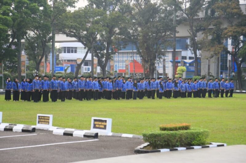 Peserta Apel Gabungan Hari Koperasi Nasional mengikuti upacara di Halaman Kantor Gubernur Sumatera Selatan, Palembang