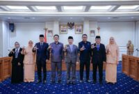 Sesi foto bersama Sekdaprov Lampung dan 3 pejabat yang baru dilantik.