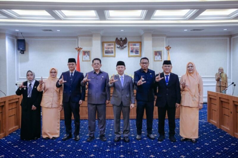 Sesi foto bersama Sekdaprov Lampung dan 3 pejabat yang baru dilantik.