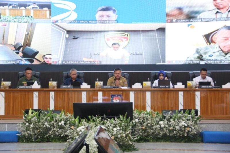 Suasana Rapat Koordinasi Pengendalian Inflasi 2026 dan Evaluasi Dukungan Pemda dalam Program 3 Juta Rumah yang dipimpin Sekjen Kemendagri Tomsi Tohir secara hybrid dari Kantor Kemendagri, Jakarta, Senin (20/7/2026).