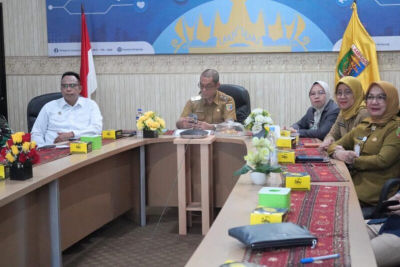 Gubernur Lampung Bidang Pemerintahan, Hukum, dan Politik bersama jajaran OPD mengikuti Rapat Koordinasi Pengendalian Inflasi Daerah 2026 secara virtual di Ruang Command Center Diskominfotik Provinsi Lampung