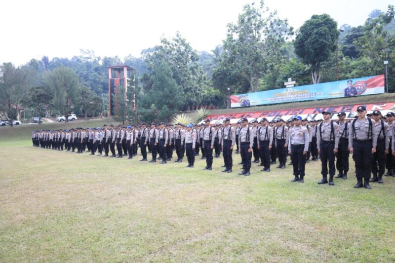 Ratusan siswa calon Bintara Polri berdiri dalam formasi upacara saat pembukaan pendidikan pembentukan di Sekolah Polisi Negara (SPN) Polda Banten