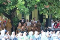 Abdul Harris Bobihoe bersama jajaran guru dan jajaran pengurus sekolah duduk bersahaja di bawah pohon rindang menyaksikan penampilan kreativitas para siswa