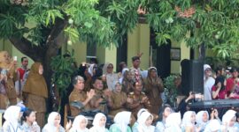 Abdul Harris Bobihoe bersama jajaran guru dan jajaran pengurus sekolah duduk bersahaja di bawah pohon rindang menyaksikan penampilan kreativitas para siswa