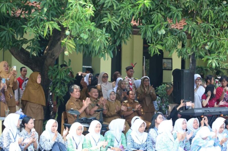 Abdul Harris Bobihoe bersama jajaran guru dan jajaran pengurus sekolah duduk bersahaja di bawah pohon rindang menyaksikan penampilan kreativitas para siswa