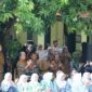 Abdul Harris Bobihoe bersama jajaran guru dan jajaran pengurus sekolah duduk bersahaja di bawah pohon rindang menyaksikan penampilan kreativitas para siswa