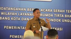 Pemerintah Kabupaten Bekasi memberikan sambutan pada acara penandatanganan Berita Acara Serah Terima aset dan wilayah layanan Perumda Tirta Bhagasasi Cabang Kota Bekasi (Poncol) dan Cabang Pondok Ungu  